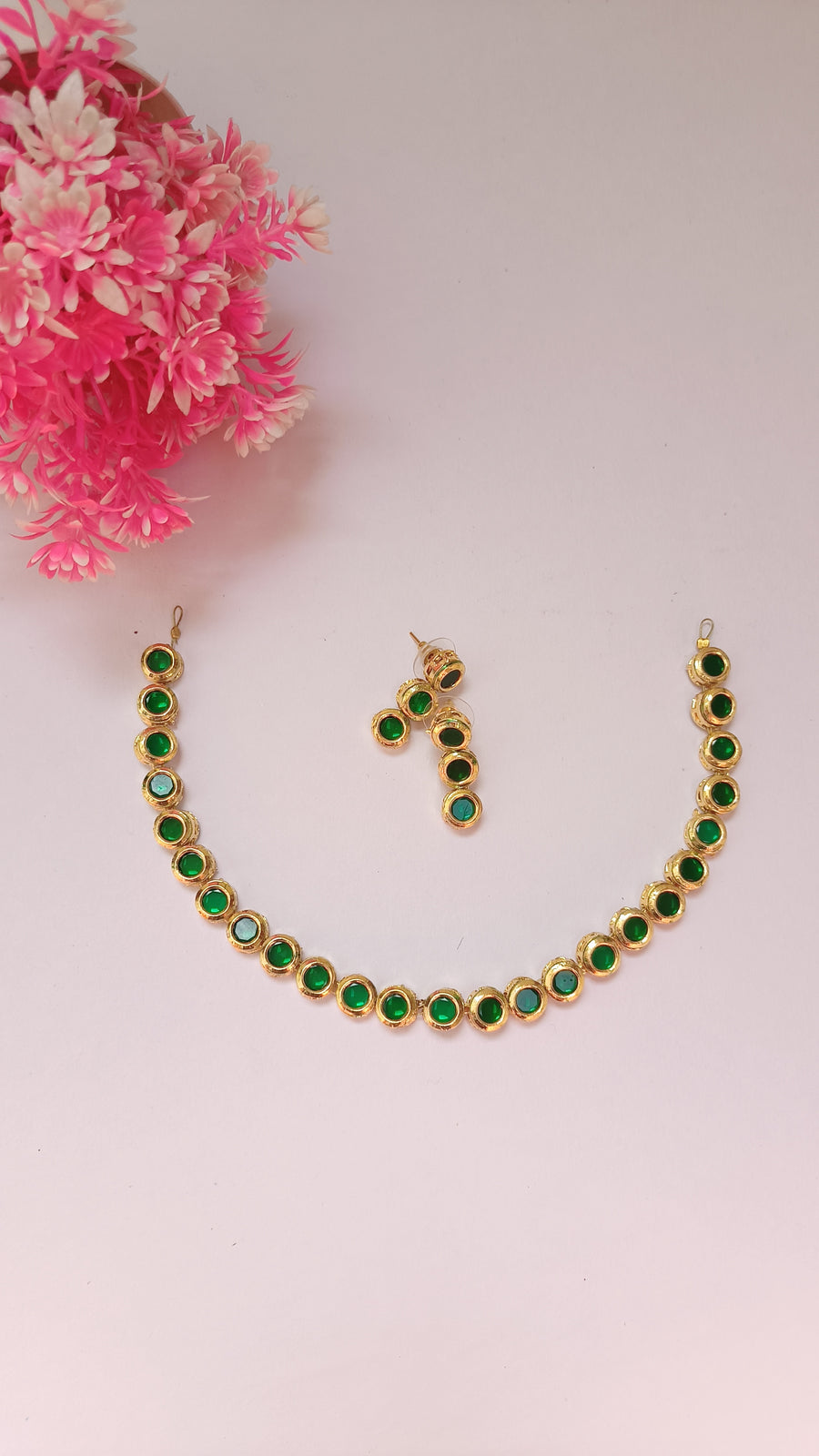 Green Kundan Single Line Choker Set With Earrings.